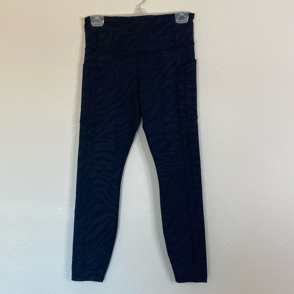 Athleta ultimate stash textured leggings black medium tall zebra pockets